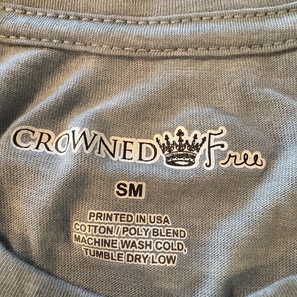 đź‘‘CROWNED Free - fear less Tee - Picture 4 of 7